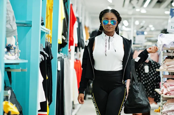 Afican american women in tracksuits and sunglasses shopping at s — Stock Photo, Image