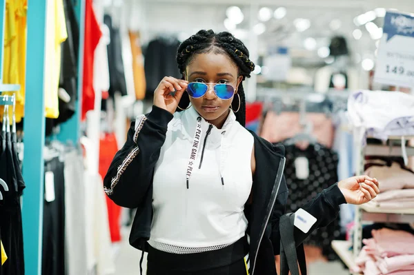 Afican american women in tracksuits and sunglasses shopping at s — Stock Photo, Image