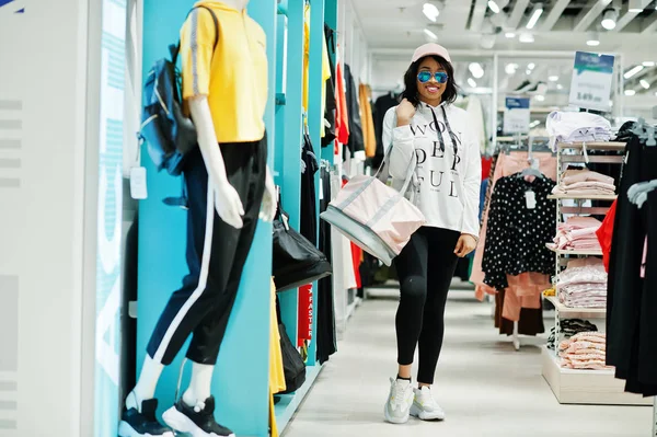 Afican american women in tracksuits and sunglasses shopping at s — Stock Photo, Image