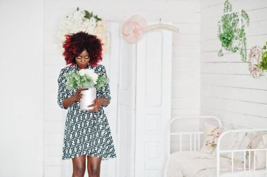 Kırmızı afro saçlı moda uzun boylu afro-amerikan model kadın