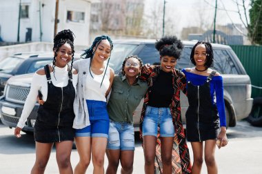 Beş afro-amerikan kadın grup birlikte yolda yürüyen ag