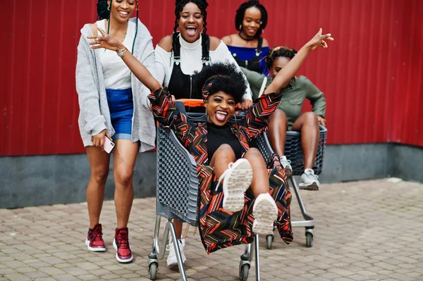 En grupp på fem afroamerikanska kvinnor med kundvagnar som — Stockfoto
