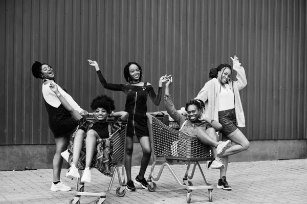 Grupo de cinco mujer afroamericana con carritos de compras que tienen — Foto de Stock