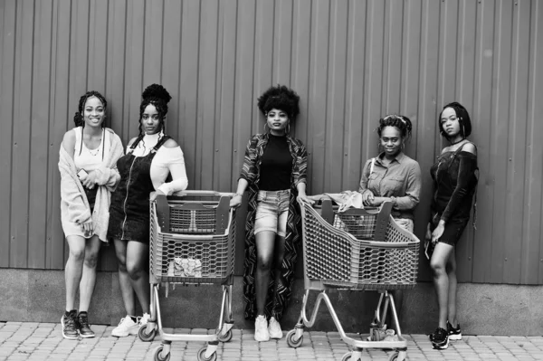 Skupina pěti afrických amerických žen s nákupními vozíky — Stock fotografie