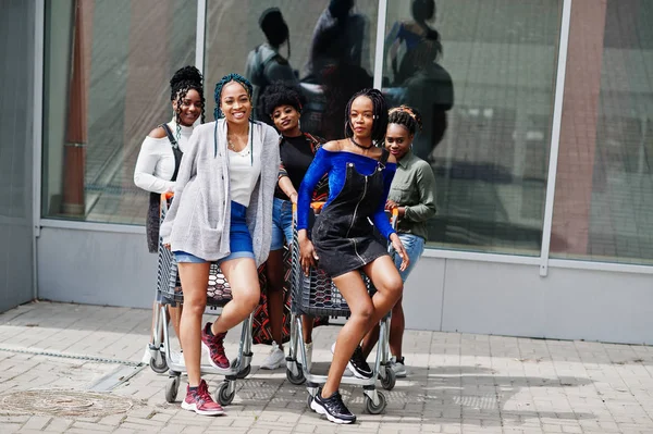 Grupo de cinco mujer afroamericana con carritos de compras que tienen — Foto de Stock