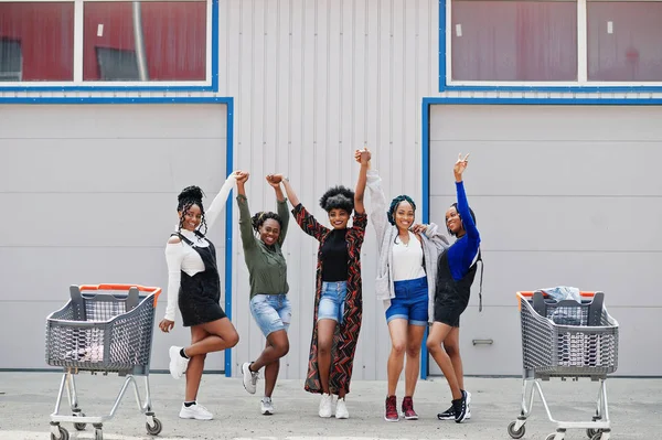 Grupo de cinco mujer afroamericana con carritos de compras que tienen — Foto de Stock