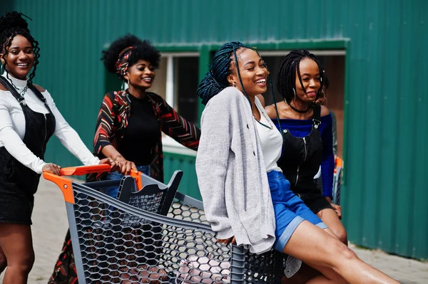 Ομάδα πέντε Αφρικανών Αμερικανών με καροτσάκια για ψώνια που έχουν — Φωτογραφία Αρχείου