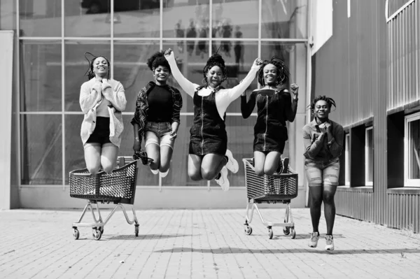 En grupp på fem afroamerikanska kvinnor med kundvagnar som — Stockfoto