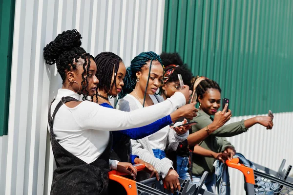 Skupina pěti afrických amerických žen s nákupními vozíky — Stock fotografie