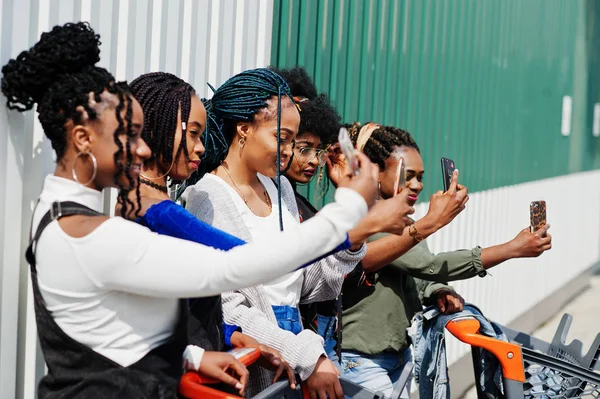 Group of five african american woman with shopping carts making — Stock Photo, Image