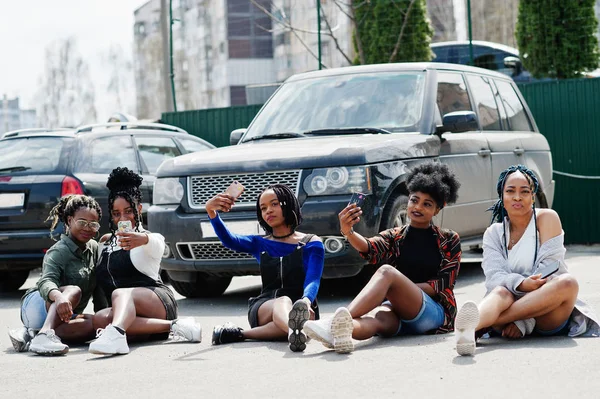 그룹 의 다섯 아프리카 계 미국인 여자 앉아 에 도로 함께 ag — 스톡 사진