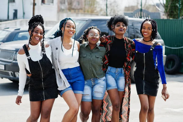 Grupo de cinco mujeres afroamericanas caminando juntas por la carretera ag — Foto de Stock