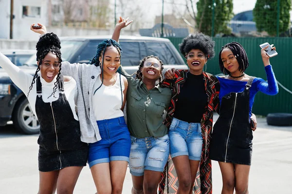 Grupo de cinco mujeres afroamericanas caminando juntas por la carretera ag — Foto de Stock