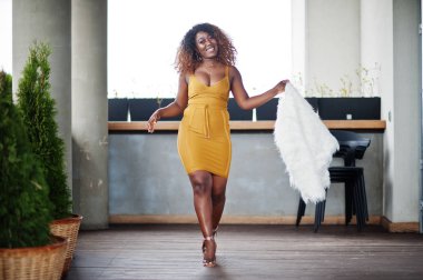 Glamour sarı elbise ve beyaz yün lüzun lu afro-amerikan kadın 