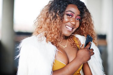 Glamour büyük göğüs afro-amerikan kadın i yakın portre