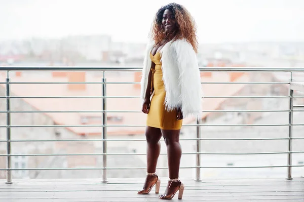 Glamour femme afro-américaine en robe jaune et laine blanche — Photo