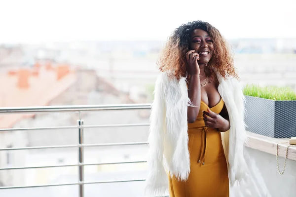 Glamour mujer afroamericana en vestido amarillo y lana blanca — Foto de Stock