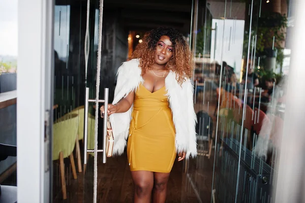 Glamour mujer afroamericana en vestido amarillo y lana blanca — Foto de Stock