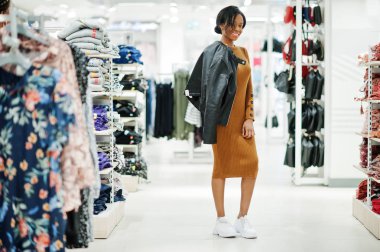 Kahverengi tunik elbise ve siyah leath ince afro-amerikan kadın