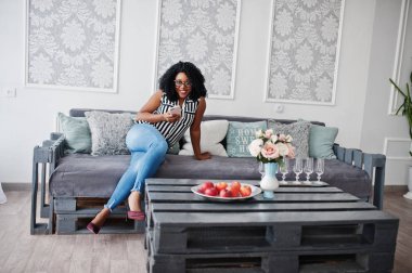 Kıvırcık afro saçlı ve göz kamaştırıcı güzel afro-amerikan kadın