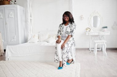 Gözlüklü, siyah beyaz dre Pretty Afrikalı-Amerikalı kadın