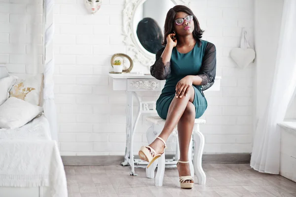 Bastante africana americana mujer en gafas posado en habitación de nuevo — Foto de Stock