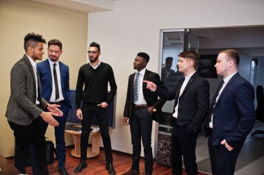 Takım işbirliği nde çalışan erkek meslektaşları, çok ırklı mürettebat 