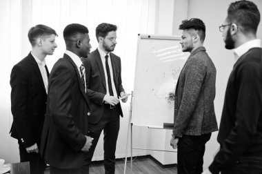 Takım işbirliği nde çalışan erkek meslektaşları, çok ırklı mürettebat 