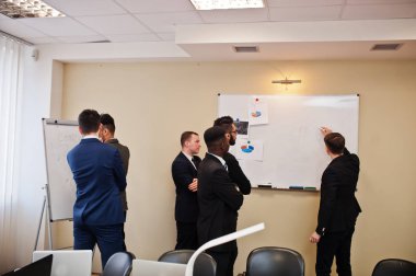 Takım işbirliği nde çalışan erkek meslektaşları, çok ırklı mürettebat 