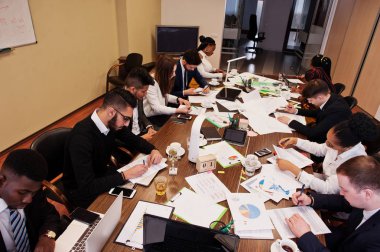 Çok ırklı iş ekibi yönetim kurulu ta etrafında toplantı adresleme