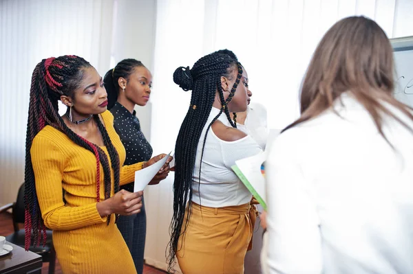 Multiraciale vrouwen collega's, bemanning van Divercity vrouwelijke partners — Stockfoto