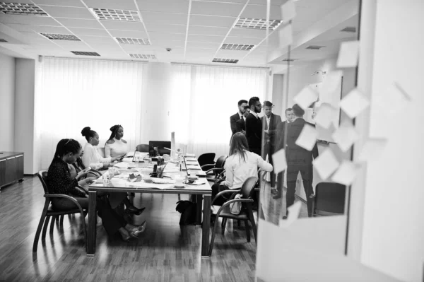 Multiracial Business-Team spricht Treffen rund um Vorstandsetage ta — Stockfoto