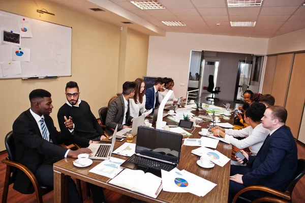 Équipe multiraciale d'affaires s'adressant à la réunion autour de la salle de réunion ta — Photo