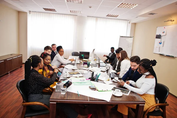 Multiracial Business-Team spricht Treffen rund um Vorstandsetage ta — Stockfoto