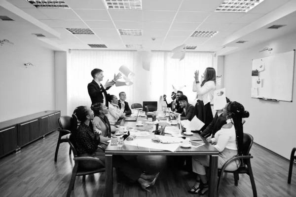 Reunião de equipe de negócios multirracial em torno da mesa da diretoria, dois te — Fotografia de Stock