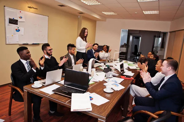 Multirassische Business-Team Treffen am Vorstandstisch, klatschen h — Stockfoto