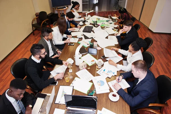Tim bisnis multirasial mengadakan pertemuan di sekitar boardroom ta — Stok Foto
