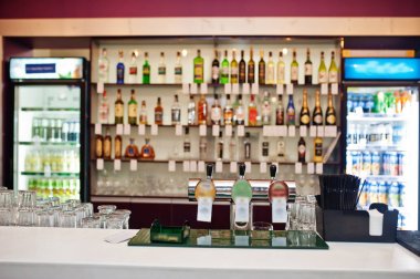 Şişeler ile bar karşı üst üste birden fazla bira musluklar.