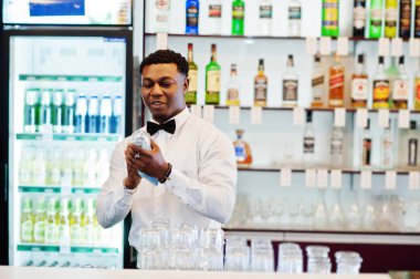 Afro-Amerikan barmen b de papyon temizleme gözlük giymek