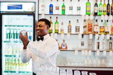 Afro-Amerikan barmen b de papyon temizleme gözlük giymek