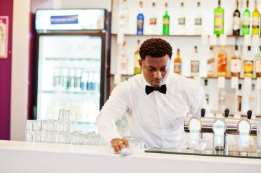 Afro-Amerikan barmen temizlik gözlüğü kullanarak papyon giymek