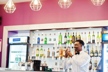 Shaker ile barda Afrikalı Amerikalı barmen. Alkollü beverag