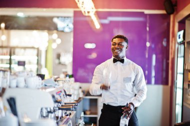 Afro-Amerikan barmen eylem bar yetenek, çalışan behin