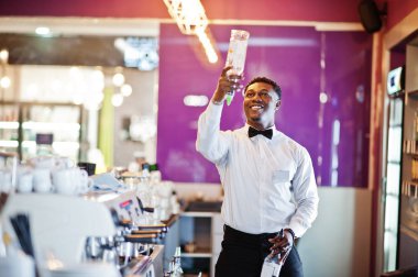 Afro-Amerikan barmen eylem bar yetenek, çalışan behin