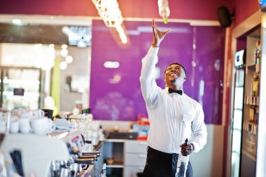 Afro-Amerikan barmen eylem bar yetenek, çalışan behin