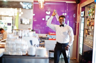 Afro-Amerikan barmen eylem bar yetenek, çalışan behin