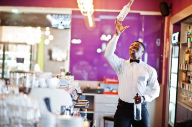Afro-Amerikan barmen eylem bar yetenek, çalışan behin