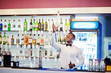 Afro-Amerikan barmen eylem bar yetenek, çalışan behin