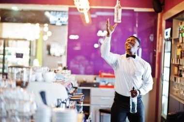 Afro-Amerikan barmen eylem bar yetenek, çalışan behin