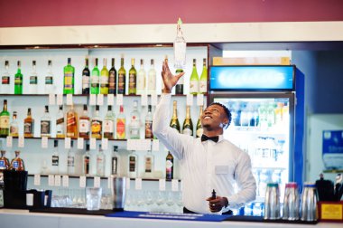 Afro-Amerikan barmen eylem bar yetenek, çalışan behin